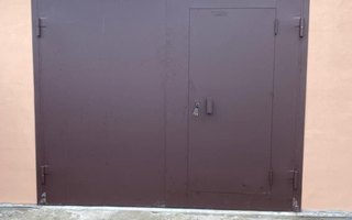 металлические ворота для гаража с калиткой